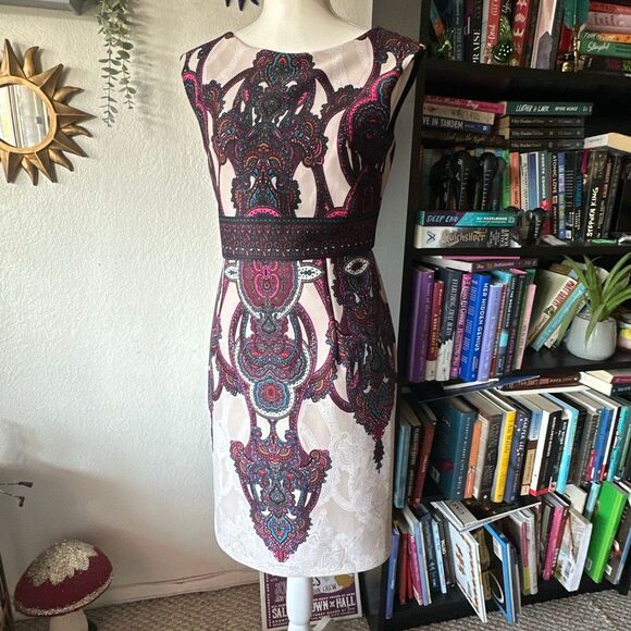 Sandra Darren Dresses & Skirts - Sandra Darren Size 6 Beige multicolor paisley print sheath dress